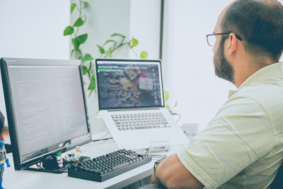 Pessoa trabalhando em projeto de web design de site administrável