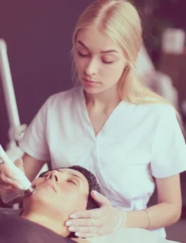 Criação de Site com SEO Local | Website Profissional + Perfil da Empresa no Google 11 Esteticista trabalhando